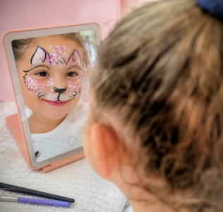 Reflet dans miroir maquillage de chat